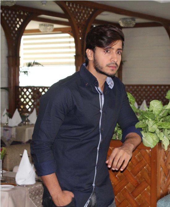 MinJaeSub7's tweet photo. @8paramsingh chaa gaye ekdum 😍❤
You look so Handsome 😍💘
#LucknowPromotions
#Ghulaam
@16sanaashaikh dekh 😍🙈
Cr - Nidha 🙈 https://t.co/uCIJ6YIGJN
