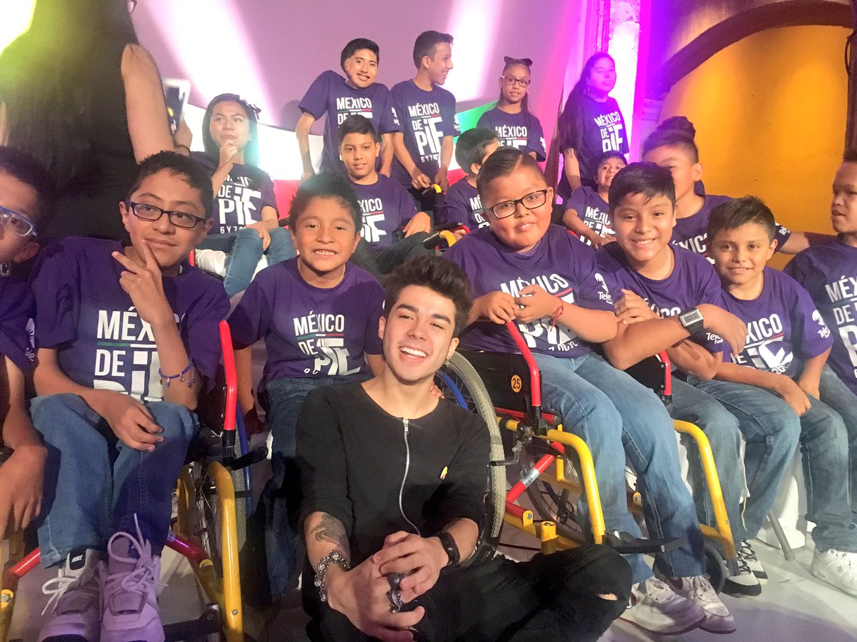 natzulmancera's tweet photo. Los niños del coro @TeletonMexico tienen un nuevo amigo @mariobautista_  qué gran ser humano #MexicoDePie https://t.co/G8WdSFFiw0