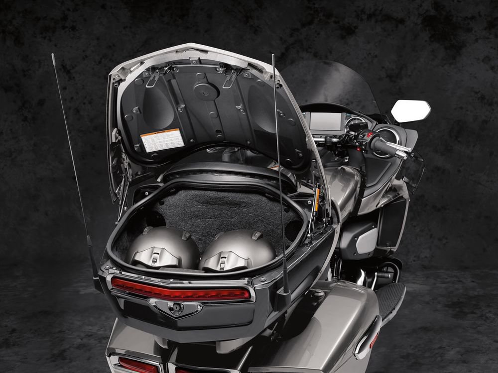 CycleWorldMag's tweet photo. Check out the all-new 2018 @YamahaMotorUSA Venture air-cooled V-twin luxury touring motorcycle: https://t.co/rKmR0tFOW9 #CWFirstLook https://t.co/pGuSzdpXbP