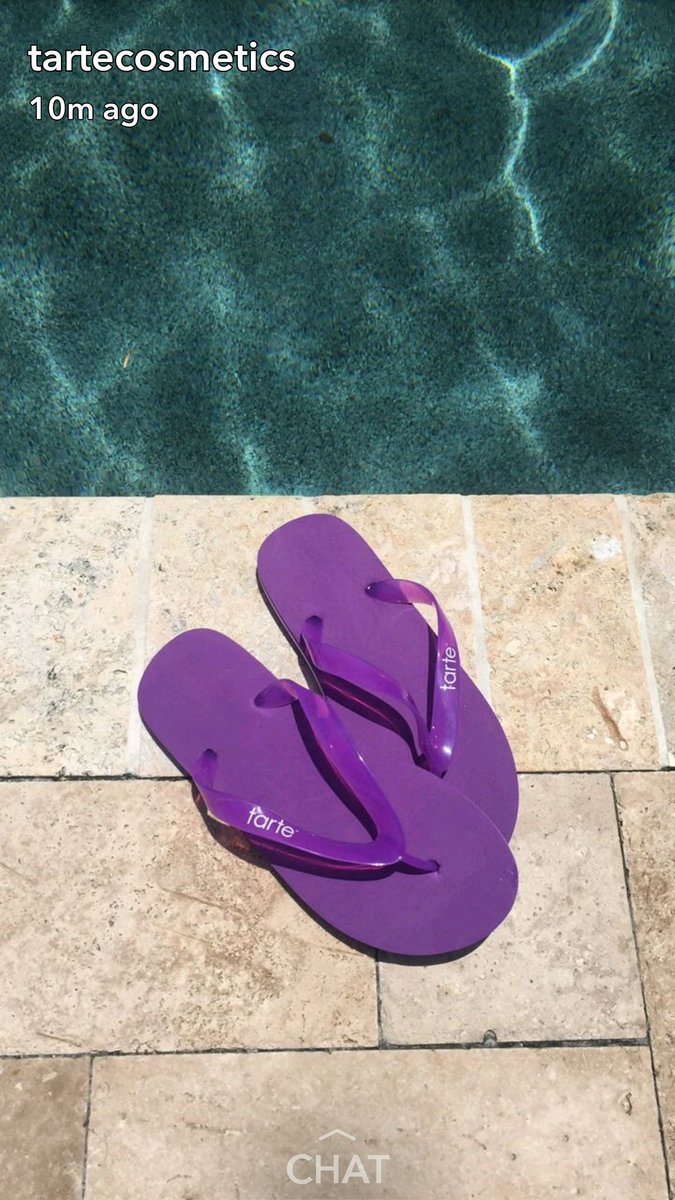 Hot_Red_Lipz's tweet photo. @tartecosmetics #tartepoolparty 🙌🤞👙💄 https://t.co/Q2YWNylTg7
