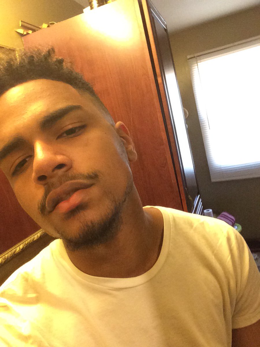 beauregardbbb's tweet photo. i try to model #blackoutday https://t.co/1DaZuDYeHE