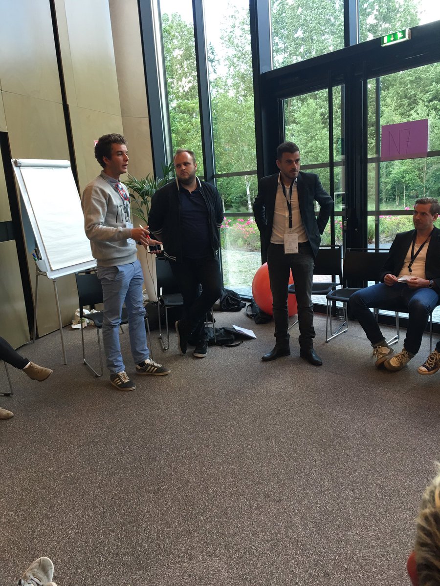 EmileRichard_'s tweet photo. Asdine Djelfi et Rémi Telenczak #pitchr #meetuphdf https://t.co/k4sQ7kKH2U