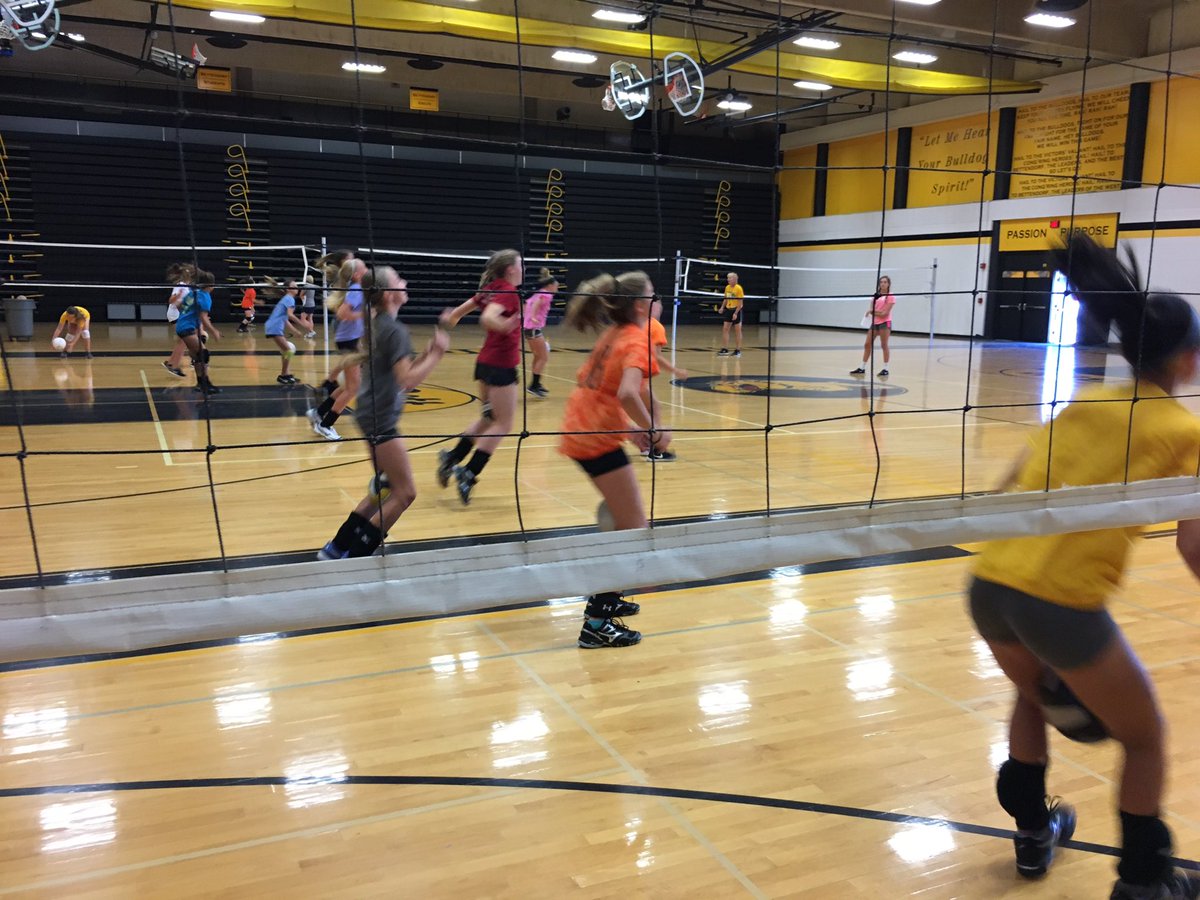 d_lichtenberg's tweet photo. Kicking off our 6-8th grade camp with some friendly competition💪🏼 #bettvball #work  #relays 🏐 https://t.co/JoMvvklG7w