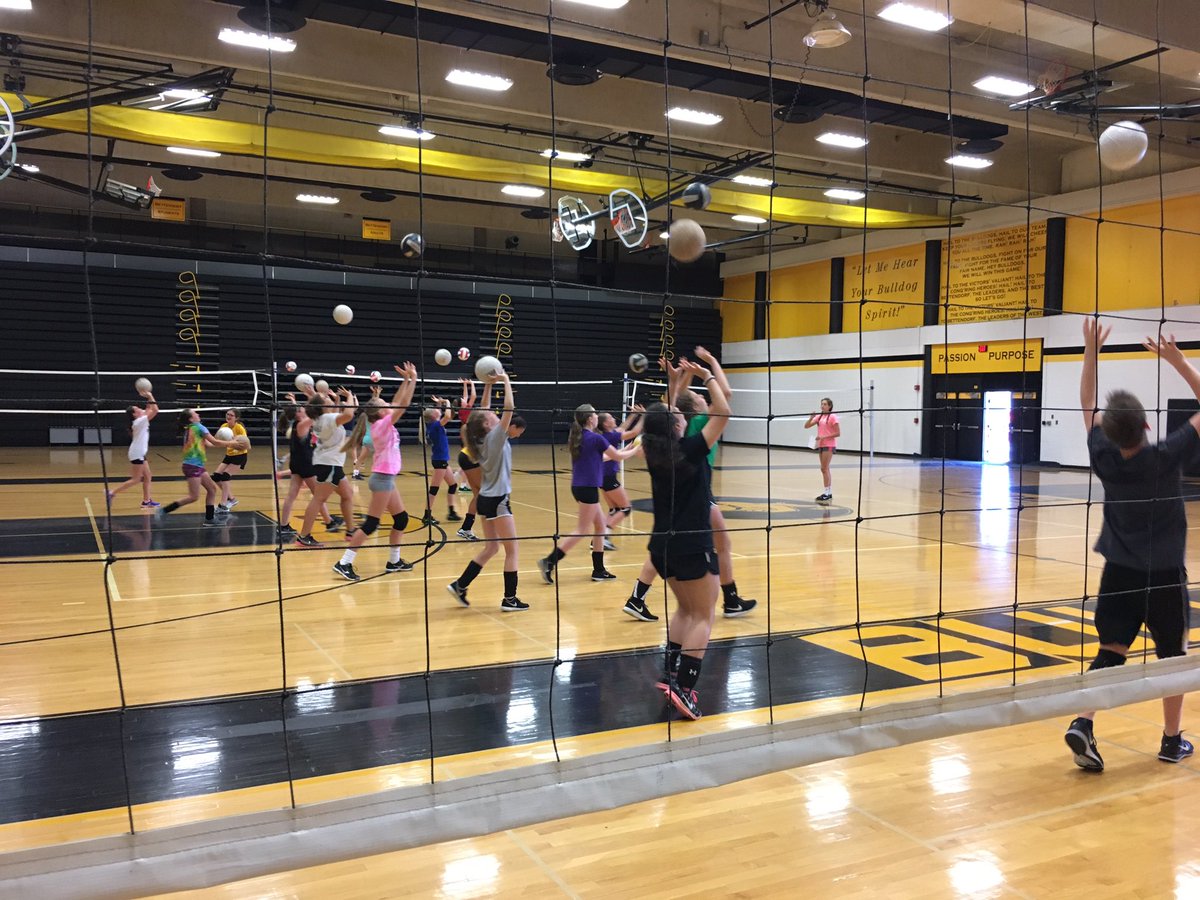 d_lichtenberg's tweet photo. Kicking off our 6-8th grade camp with some friendly competition💪🏼 #bettvball #work  #relays 🏐 https://t.co/JoMvvklG7w