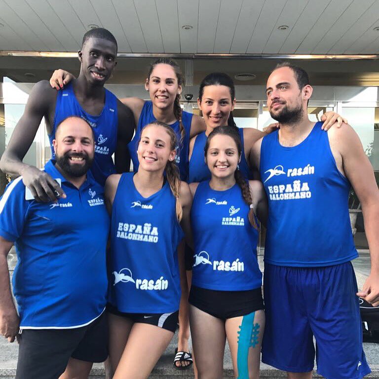 Tots els representants catalans a la concentració masculina i femenina d'Handbol Platja a Torrox, Málaga 🔝🤾‍♂️🤾‍♀️
