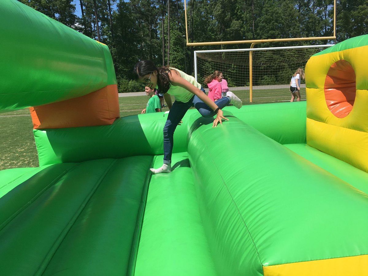AMTIGNOR's tweet photo. #holmanms Carnival 2017 https://t.co/arC4cexUtP