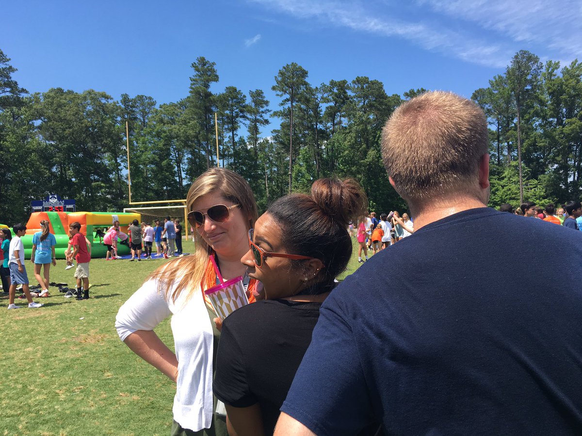 AMTIGNOR's tweet photo. #holmanms Carnival 2017 https://t.co/pNQ0ke6MwF