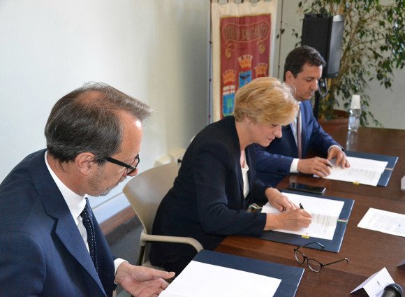MinisteroDifesa's tweet photo. Immobili #MinisteroDifesa sigla nuovo accordo con @ComuneSpezia @agenziademanio  https://t.co/TxsopuRikX via @ministerodifesa https://t.co/XRGzL7u2oC