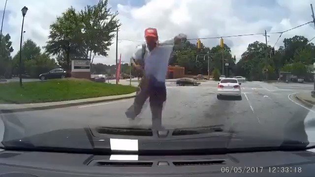 Man randomly jumps on woman's car, breaks windshield bit.ly/2qYYLaB https://t.co/BECqSd7nDM