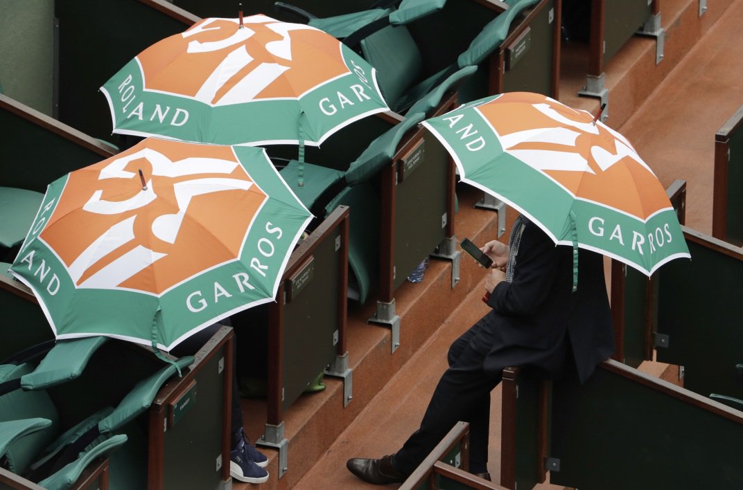 RMCsport's tweet photo. #RolandGarros2017 - Les spectateurs ont vu perdre Mladenovic, mais sont remboursés ▶️ https://t.co/pY79YbXAsd
#RG17 https://t.co/F4whCkm5q4