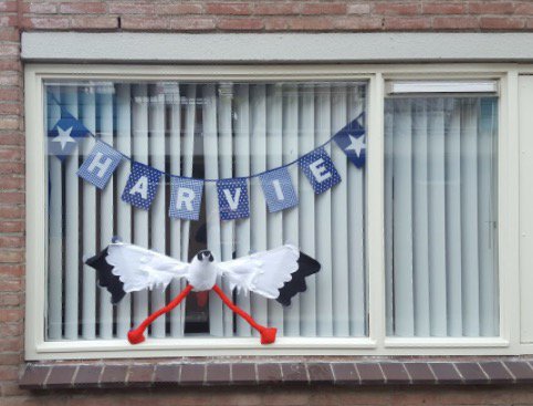 Geboorteslinger van #baby Harvie met leuke #ooievaar op het raam! #klantfoto dekleineauto.nl/c-3115478/naam…