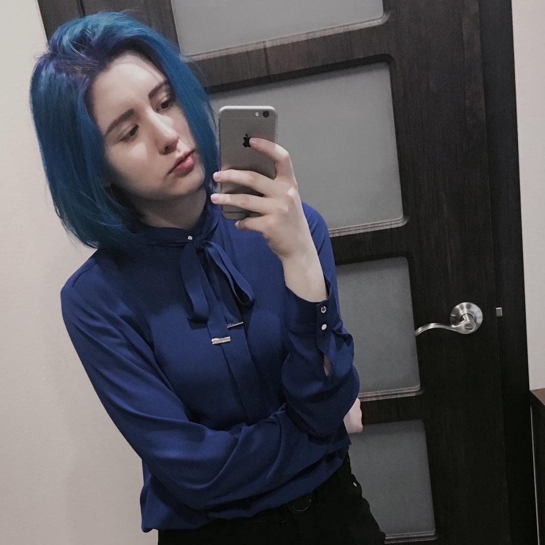 vlyashetsky's tweet image. your bob cut is more beautiful than my favorite views over the rooftops #girlsundcarre #mobilephotography #girls