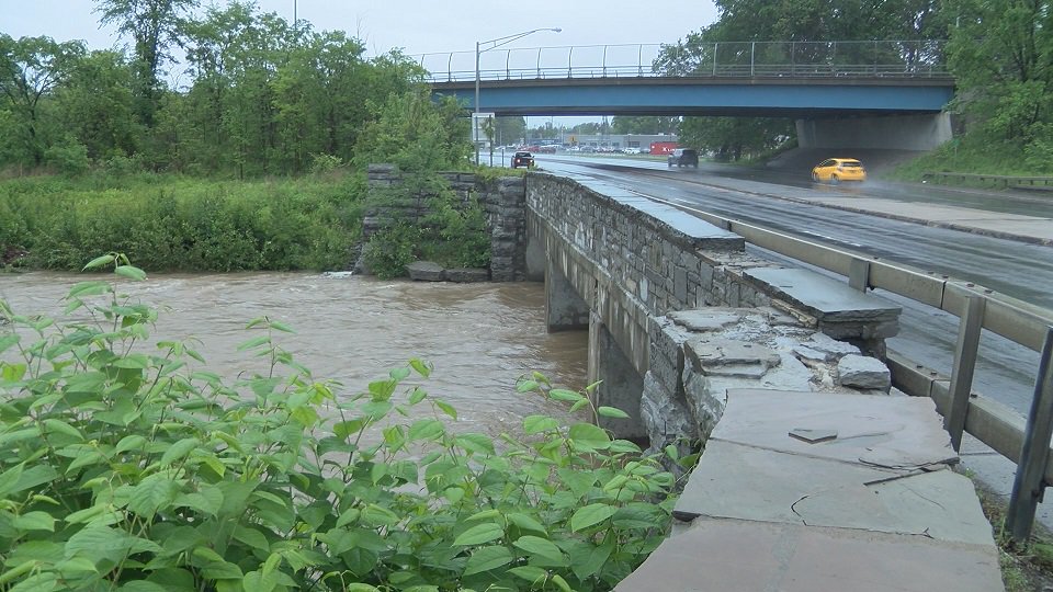 RMurphy30's tweet photo. Do you live near the #Sauquoit Creek? Now you can see just how high the water levels get after heavy rain fall. https://t.co/J3gZUloys4 https://t.co/y1IghNBJPE