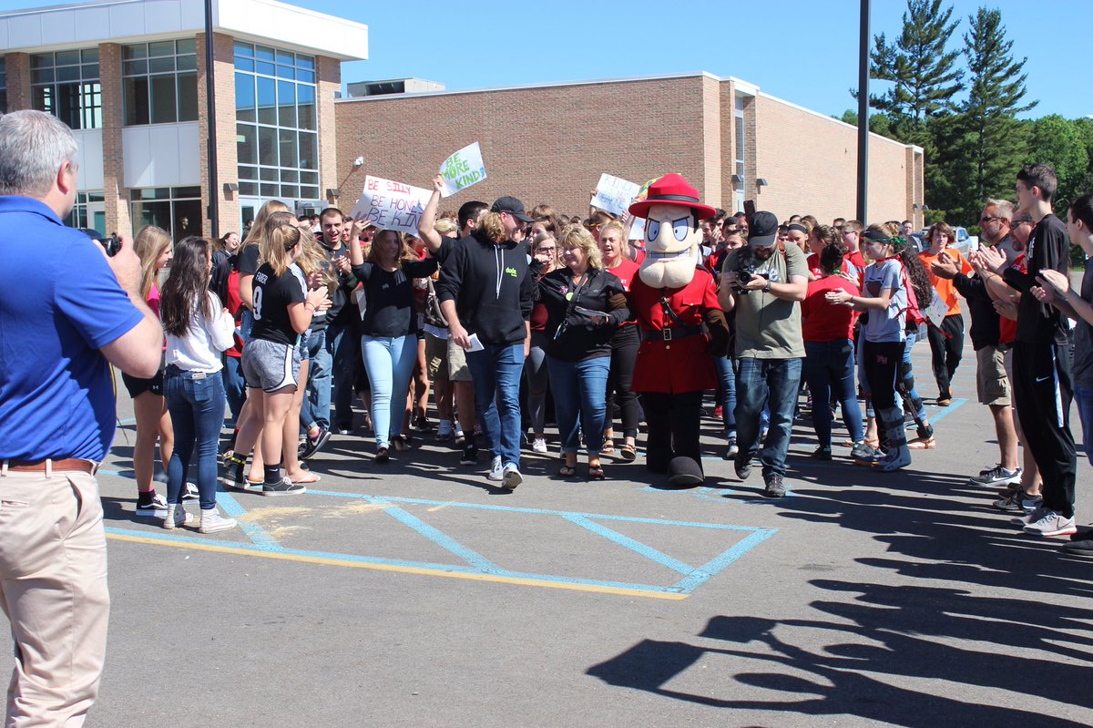 dudebenice's tweet photo. So today was a good day. #dudebenice Project with Northwest Schools was 👌🏽. #nwhsbemorekind https://t.co/MR087lPeEX