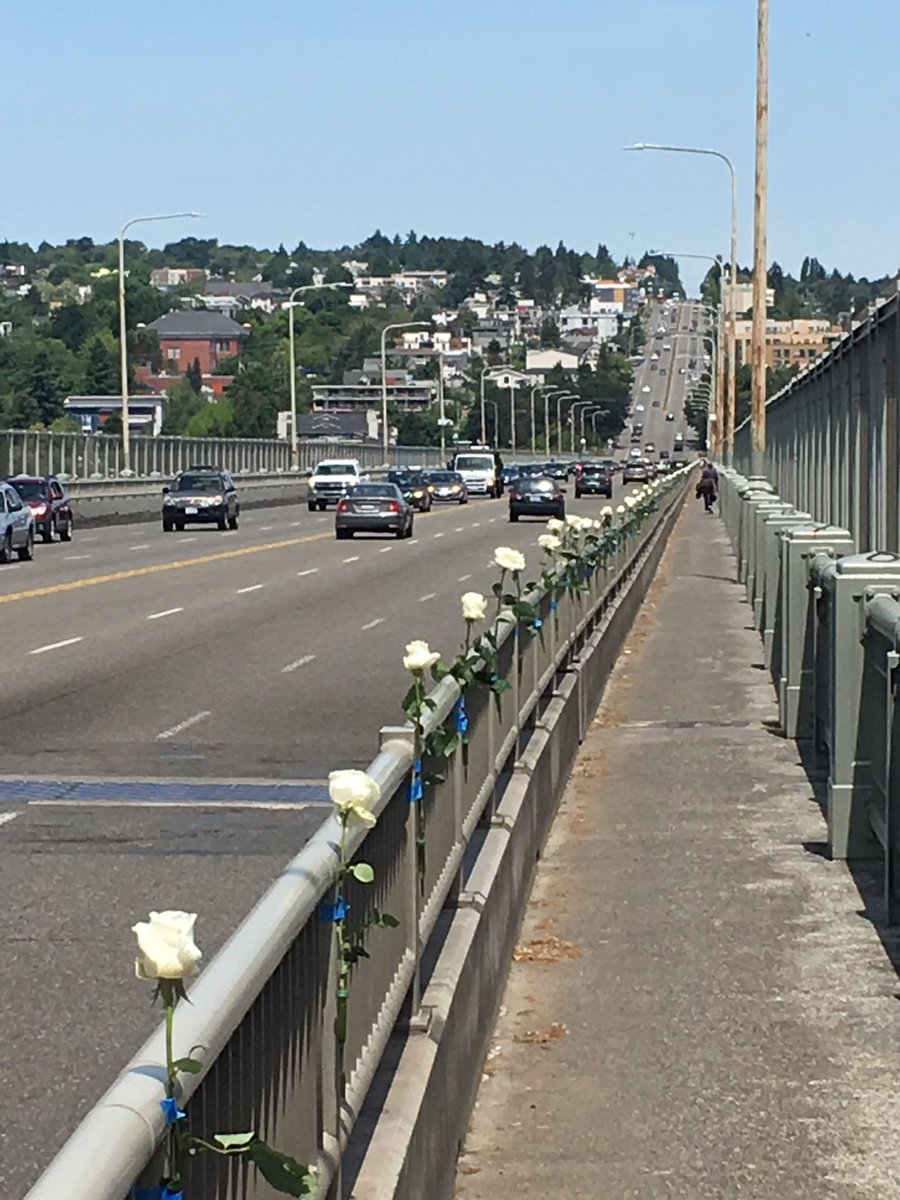 walkin1979's tweet photo. 500 white roses line the Aurora Bridge. @StolenYouthWA lined the bridge to raise awareness of trafficked youth in #Seattle. #Q13FOX https://t.co/OIPTEABJxU