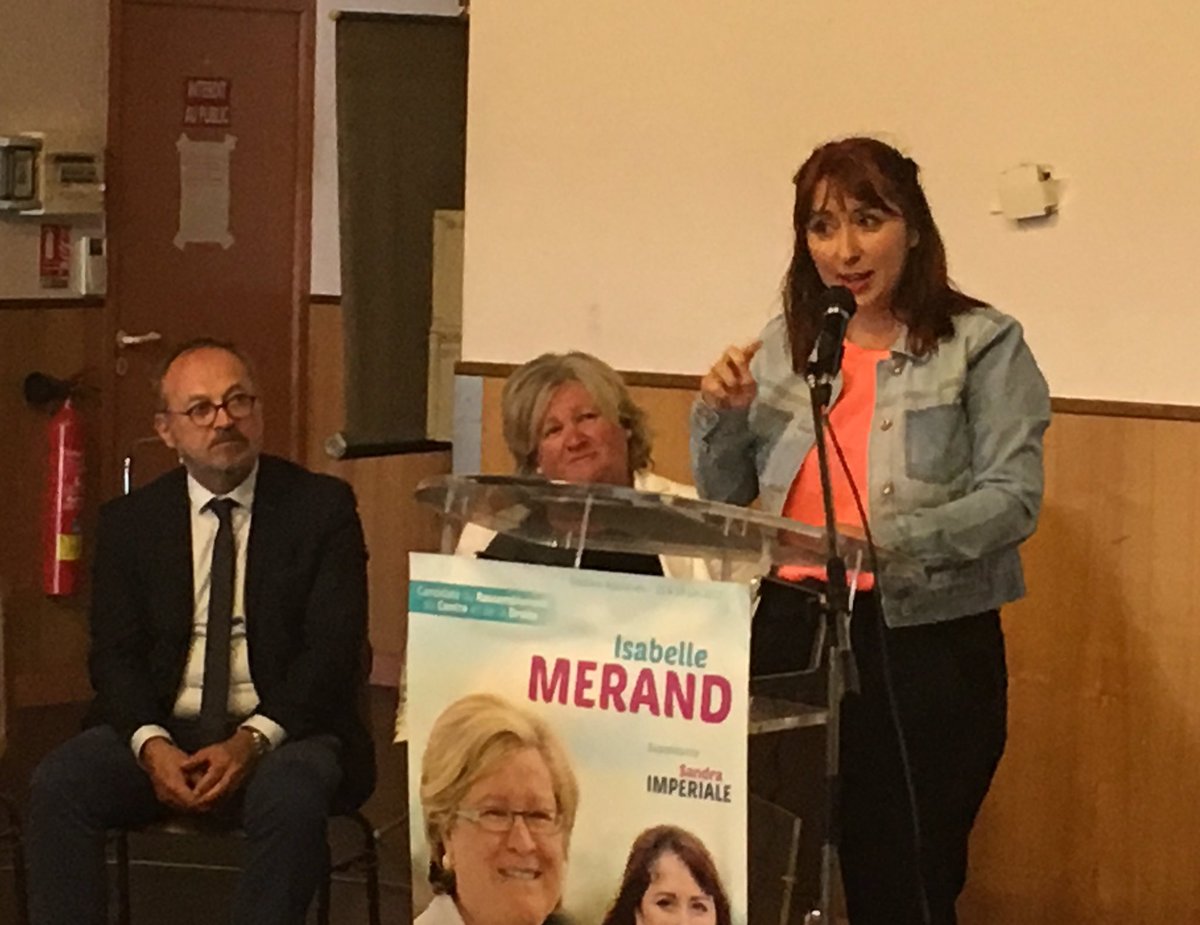 SandraImperiale's tweet photo. Une salle bien pleine, ça donne envie de tout donner dans dernière ligne @IsabelleMERAND #merand2017 #circo4404 https://t.co/ntubFGEaRJ