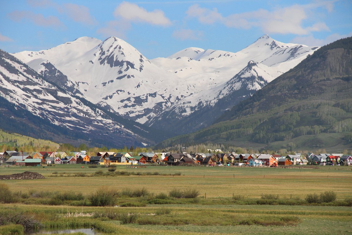 BrianBarker's tweet photo. Loving the colors here in #CrestedButte this week. Still plenty of snow in the high country, down at 9,000 ft it's tropical! #cowx @VisitGCB https://t.co/EiCoR1BviF