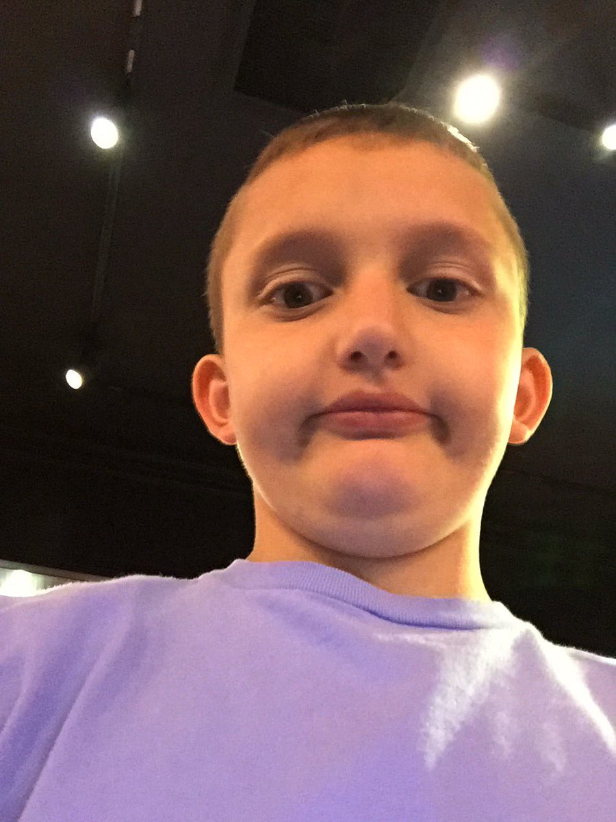 EdonisAwesome's tweet photo. At the Danbury mall .-. https://t.co/pfySNvES5w