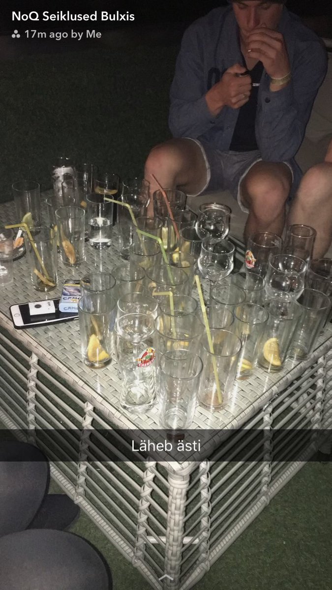 NoQ4eva's tweet photo. Tekko: "Nad peavad selle koos lauaga ära viima et neist klaasidest lahti saada" https://t.co/V3jeJHKnvq