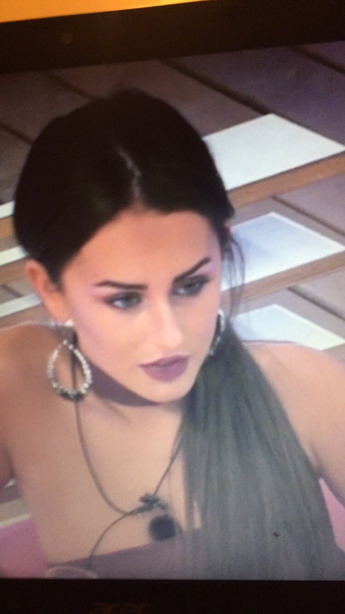 is it just me that sees this??
#loveisland
