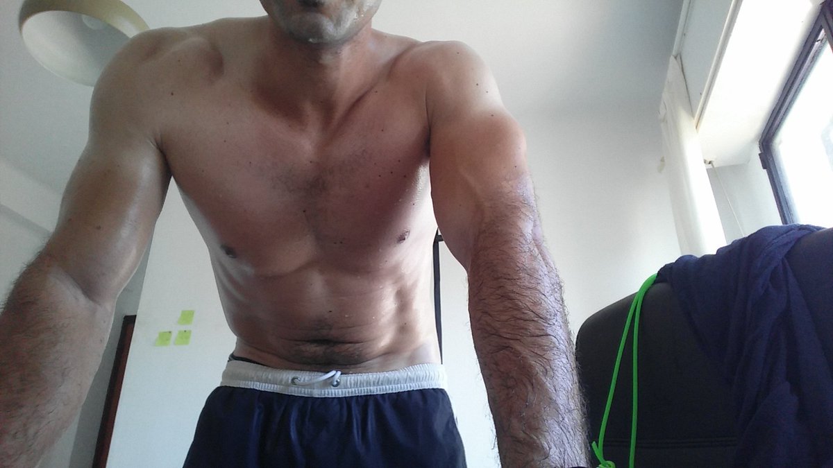 JuanMarketingad's tweet photo. #FirstDates355 
500 flexiones hoy. Done! https://t.co/vtpaX50xUn