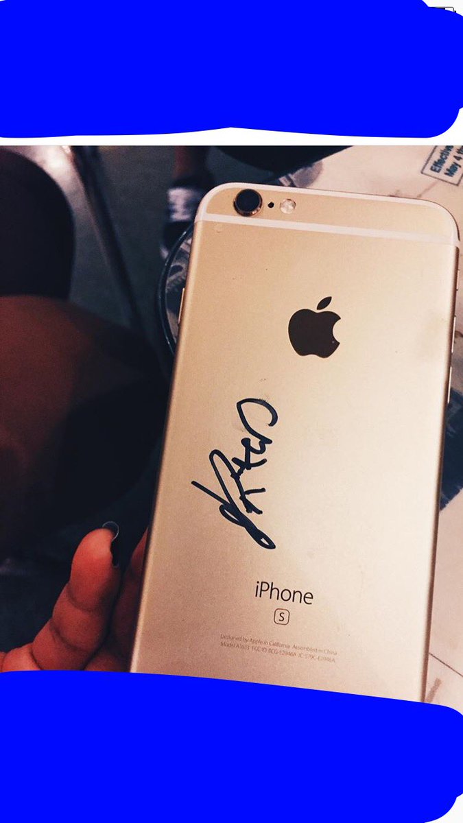 Daisysms's tweet photo. @Caspar_Lee @joshua_pieters Also @joshua_pieters i asked you to sign my phone and all i see is a scribble https://t.co/QQO0dkJckf