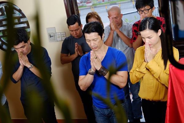 NguyenFans's tweet photo. L Worship Host Comedy-action "79810" directed by Dustin Nguyen with the crew in film. #dustinnguyen #bebepham https://t.co/VGaEzZDKvo