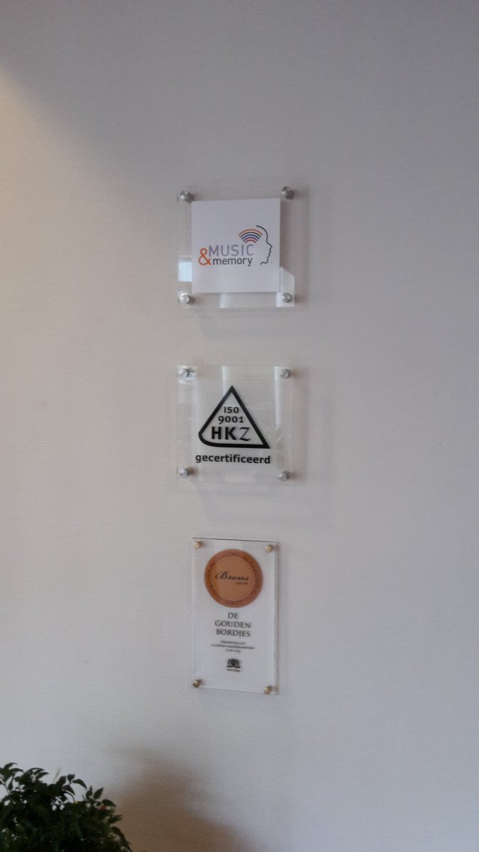 "Het raakt me steeds opnieuw als ik het effect zie van persoonlijke #muziek bij deze bewoner" #opbezoekbij <a href="/werving_HWWZorg/">HWW zorg</a> #dementie #iPod