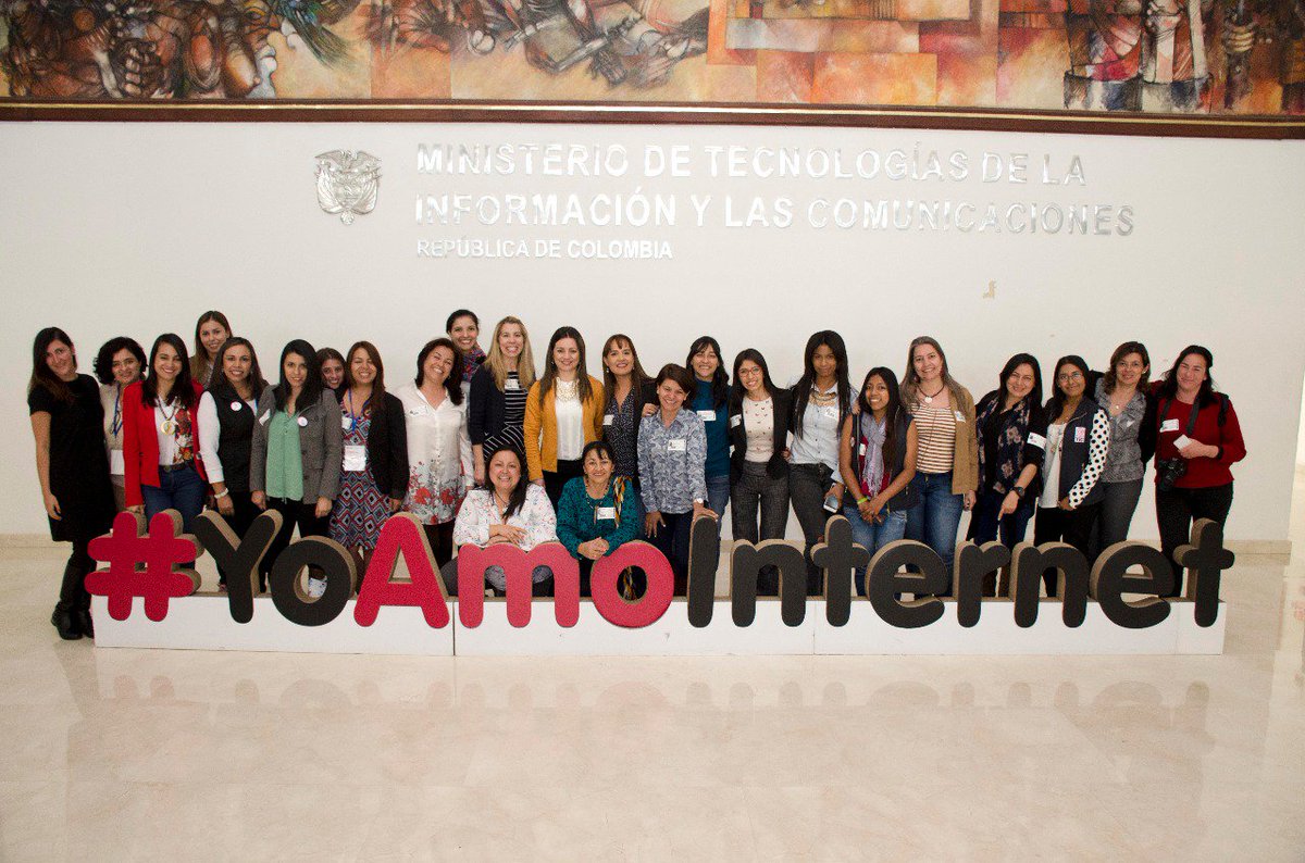 QuinteroCalle's tweet photo. Grupo de emprendedoras de @Metcommunity de diferentes regiones del país. ¡Con su talento fortalecemos el ecosistema digital! #ForoMET https://t.co/lyvczxJuqw