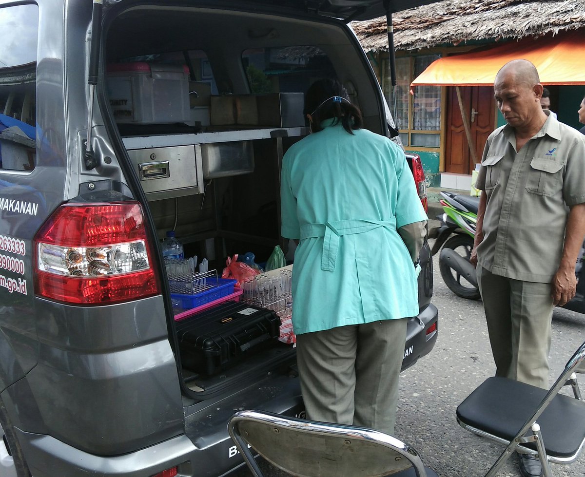 BPOMAmbon's tweet photo. Sampling dan operasional Mobling untuk pangan buka puasa/takjil di Desa tulehu https://t.co/8q09KWMAWR