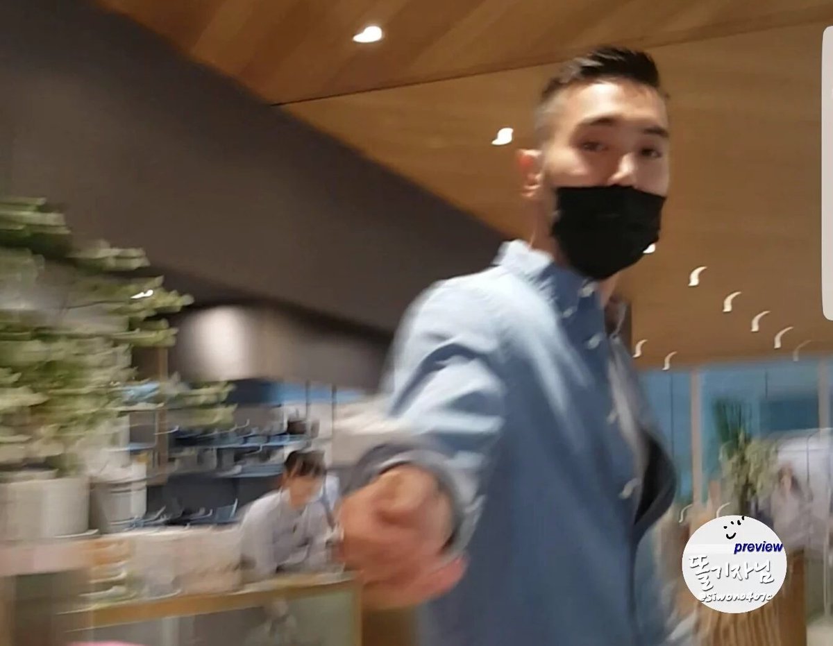 sihae_updates's tweet photo. [PIC] 170606 - #슈퍼주니어 Siwon at SUM Cafe

cr siwon0407c https://t.co/ErOGcLK3uQ