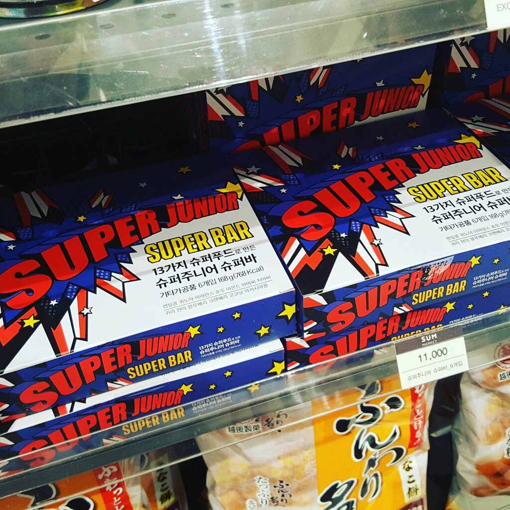 [PIC] 170606 - #슈퍼주니어 Siwon bought this SJ's product at SUM Cafe

cr siwon0407c
