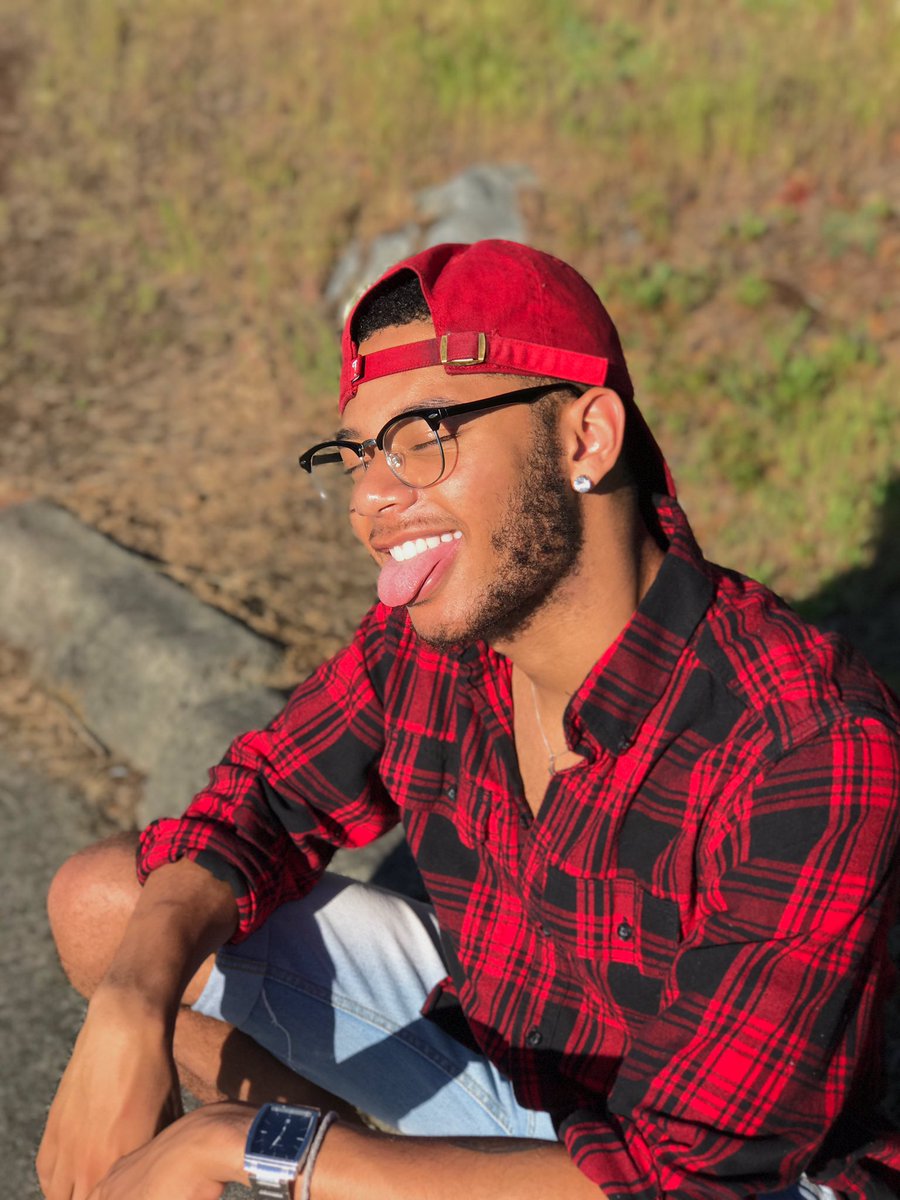 chrxxomar's tweet photo. It's that time again🌚 #blackoutday https://t.co/mQI6lPbOL7