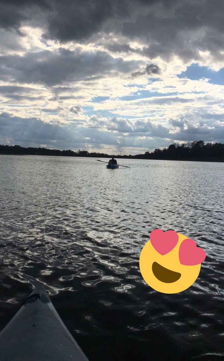 samkshep's tweet image. Cheap, easy, and fun date⛅️🛶