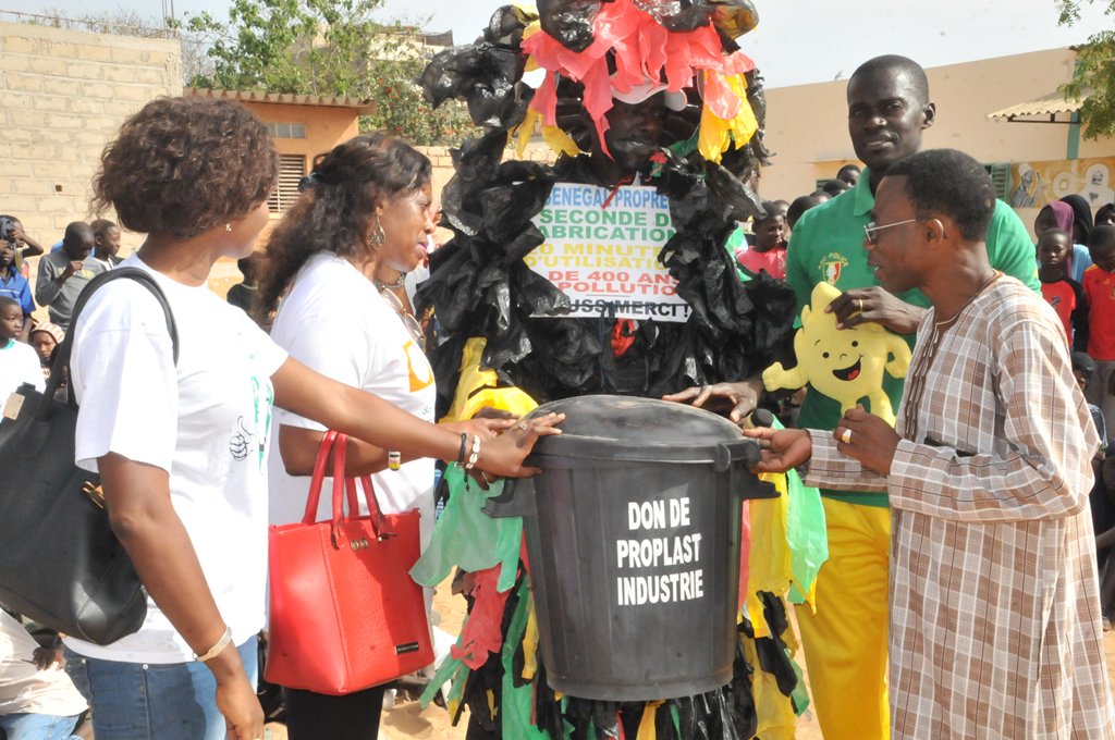 GroupeSonatel's tweet photo. @GroupeSonatel célèbre la journée de l'#environnement via la sensibilisation sur les déchets & un atelier de recyclage #Environmentday2017 https://t.co/8DUchrSUMO