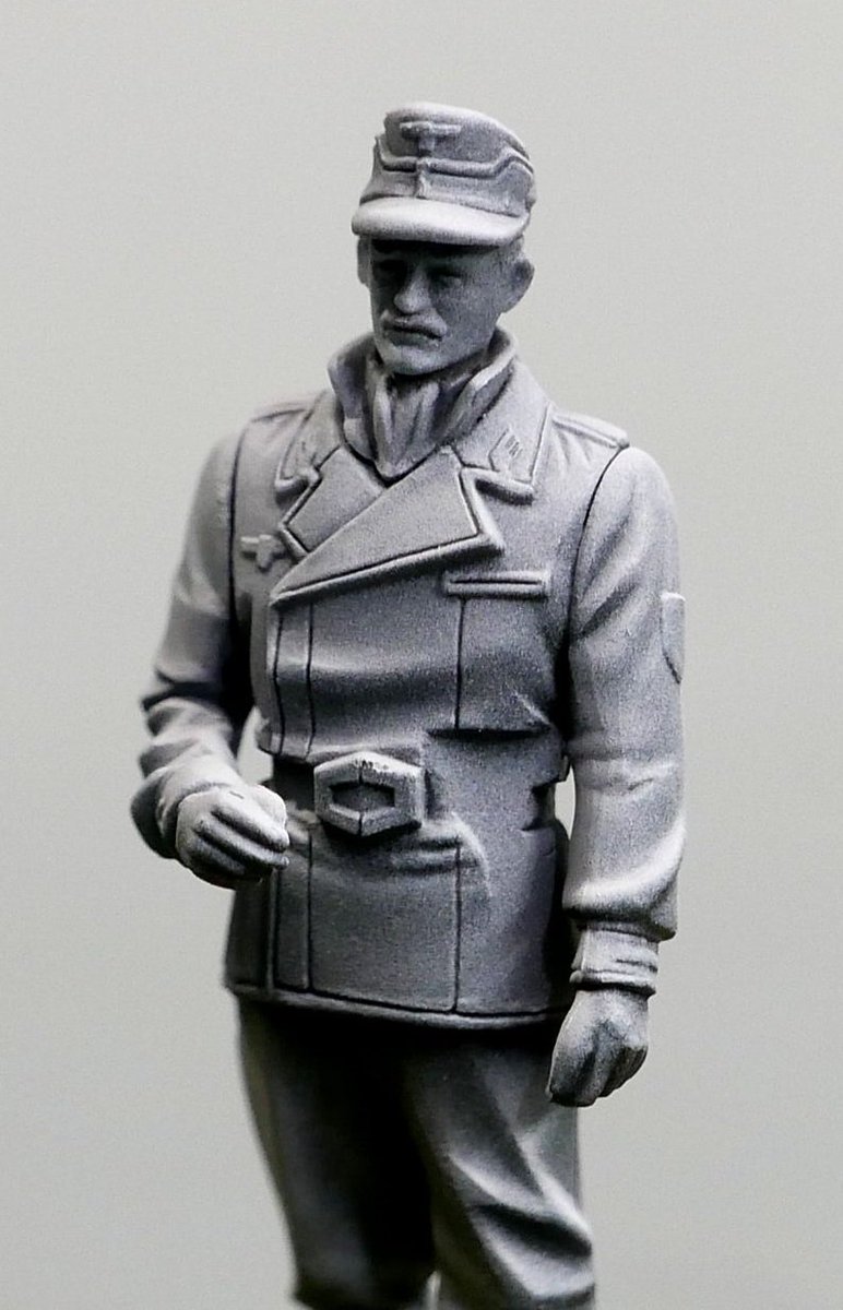 せがわたかし フィギュアの肌の質感を追求しようと思って シェーディングをあえて粗吹きにして凹凸を強調してみたけど どうなるかな ディティールはいろいろ ファンテック のスジ彫りカーバイトでシャープにしてある 1 35フィギュア造形においては