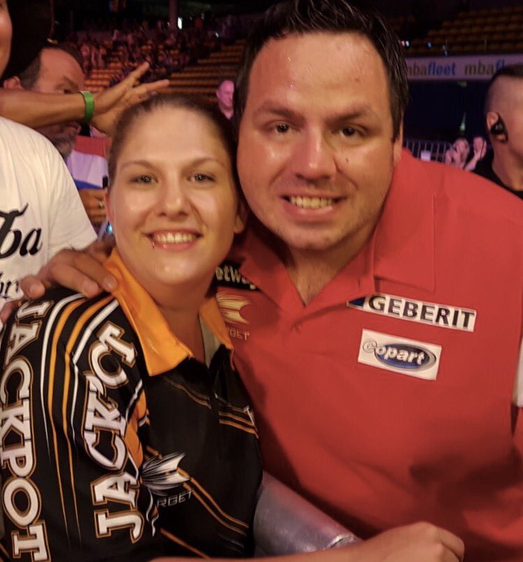 AlisaKistner's tweet photo. @jackpot180 thank you for a perfect day #lovethedarts #teamengland #idol #happy #WCoD2017 #dartslegend https://t.co/oYocScObYK