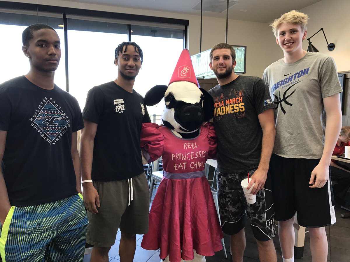 #eatmorechikin #watchmorecreighton  <a href="/BluejayMBB/">Creighton Men’s Basketball</a> #gojays Thanks for coming in guys! <a href="/deemintz1/">Davion Mintz</a> @JacobEP33 <a href="/Mitchbballin24/">Mitchell Ballock</a> <a href="/5Tyshon/">Ty-Shon Alexander</a>