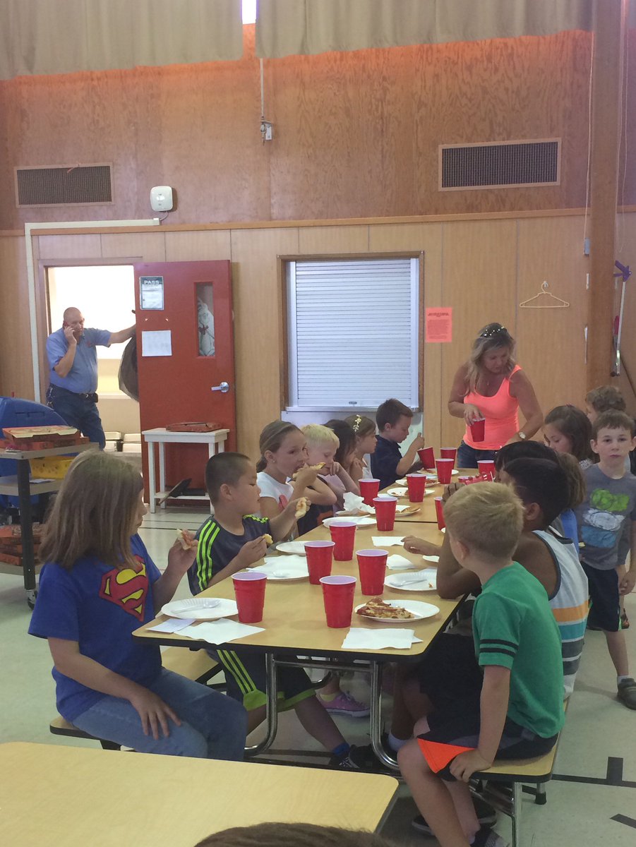 SASbigdog's tweet photo. These kids raised over $25 each with Jogathon. Pizza and ice cream for them. #ocesd #ocesdsuper #SASbulldogs https://t.co/OsKBgxIFPC