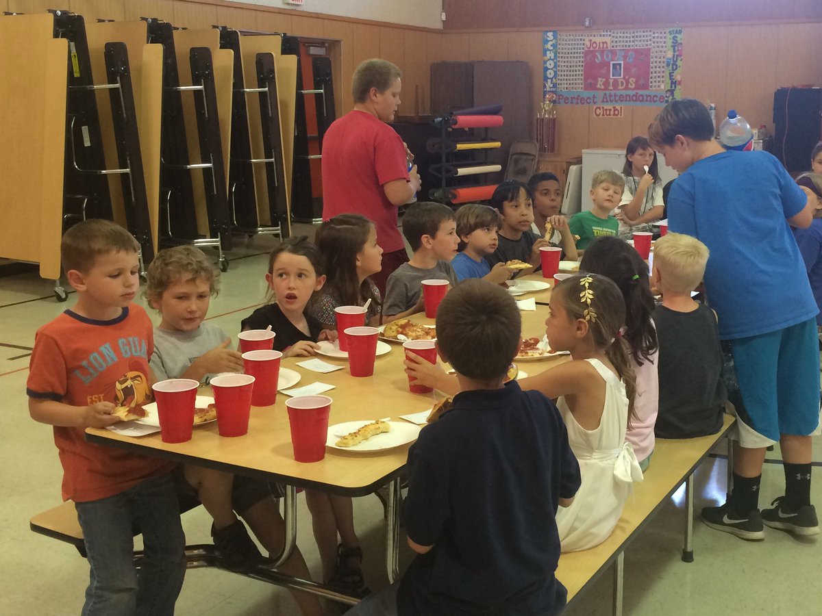 SASbigdog's tweet photo. These kids raised over $25 each with Jogathon. Pizza and ice cream for them. #ocesd #ocesdsuper #SASbulldogs https://t.co/OsKBgxIFPC