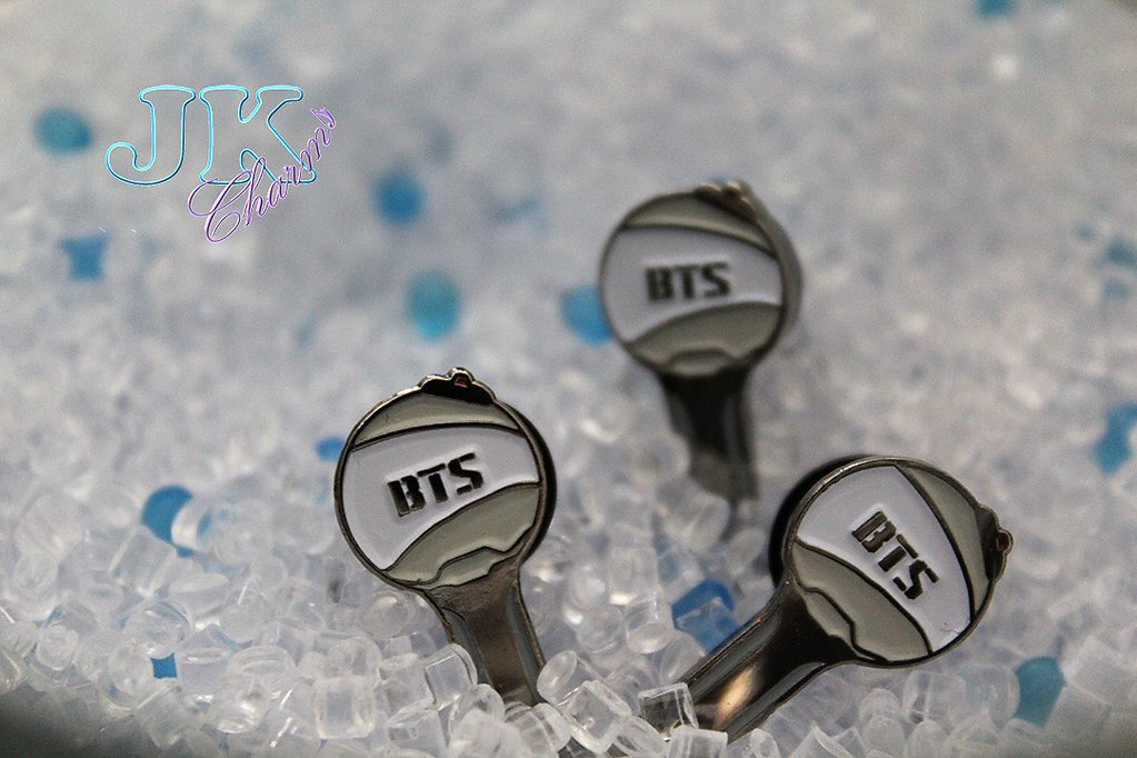 itschenji's tweet photo. [CAN GO PLS RT 💞] BTS Army Bomb Lapel Pins by @jk_charms #bts #armybomb
⭐$4
⭐Very Cute ^^
⭐Closes: 06/30
⭐Form: https://t.co/Cl8GOY3jPf https://t.co/kFAMsnP53u