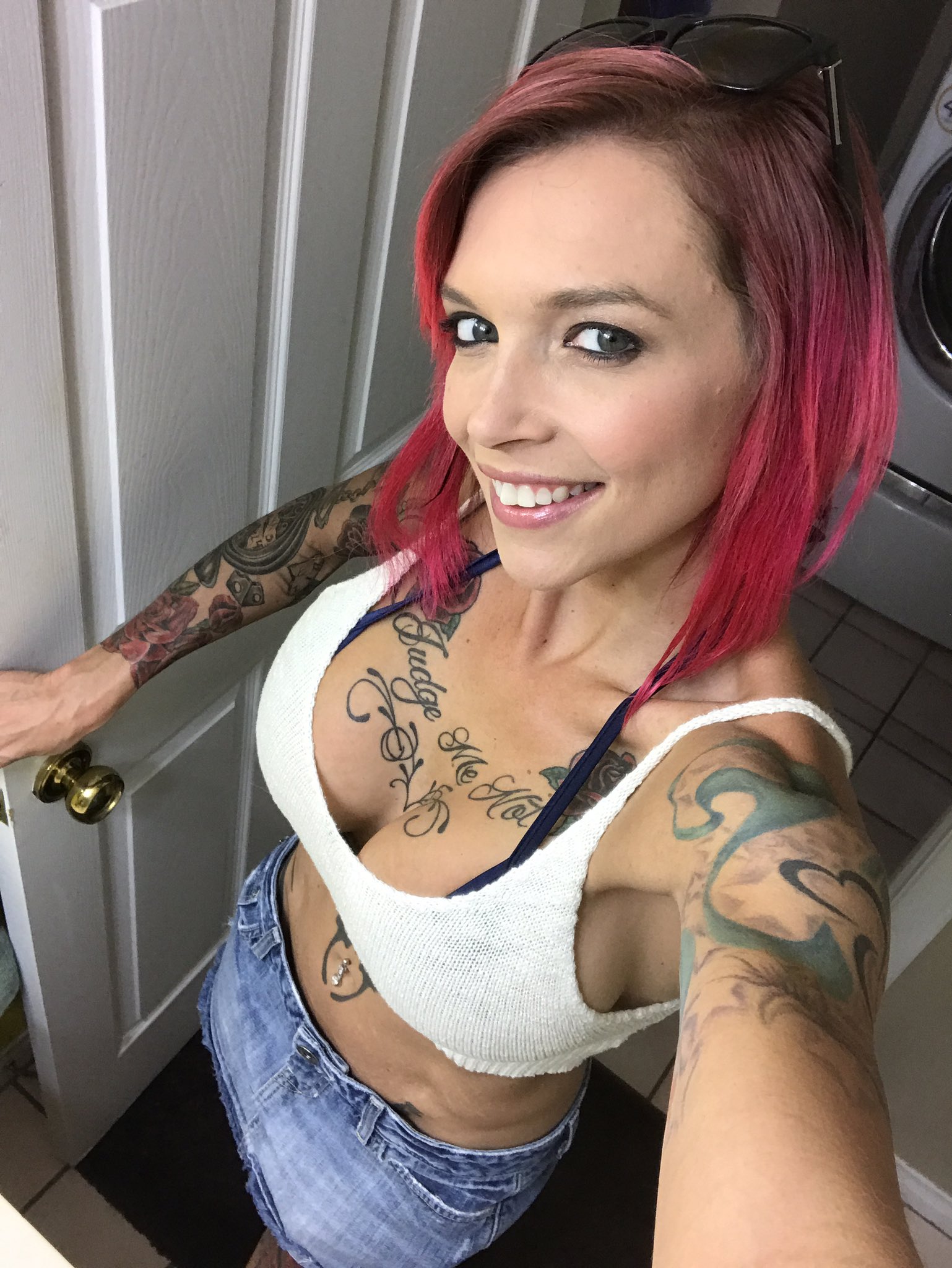 Anna Bell Peaks Twitterren.