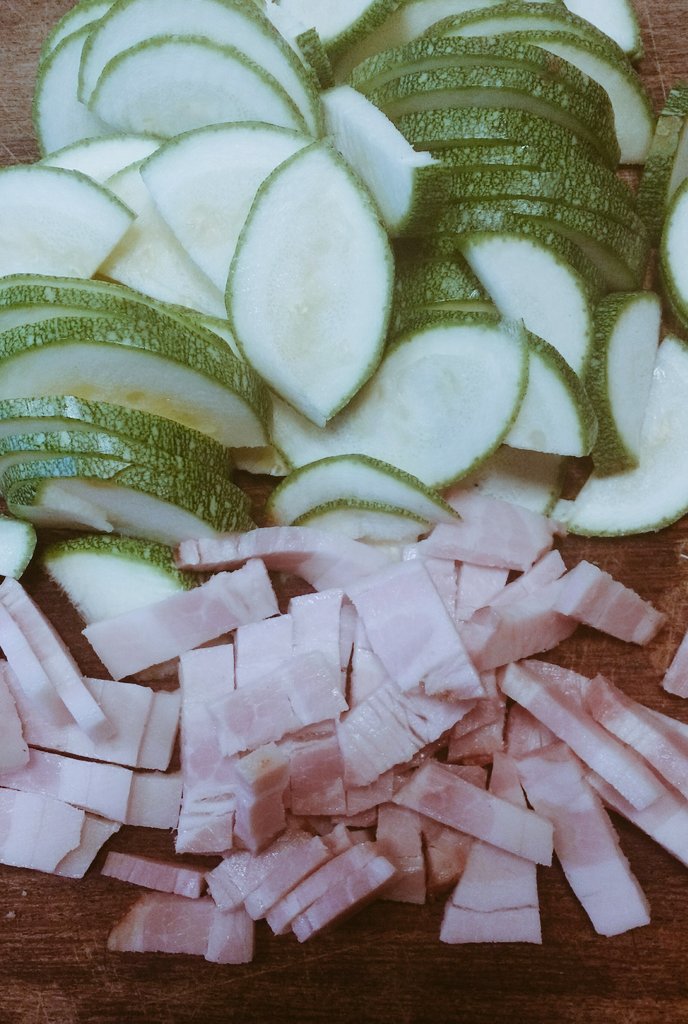 BuffetFreud's tweet photo. Hoy: pasta carbonara con zucchini y tomillo. #buffettips https://t.co/v8VnoWI2Ax