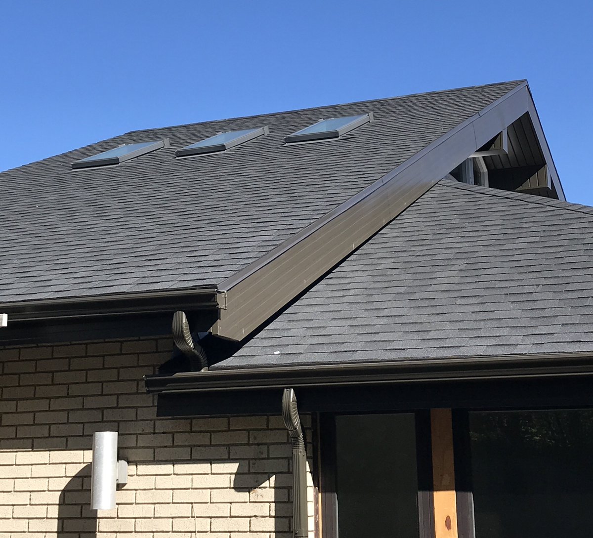 UTDesignBuild's tweet image. Dln Siding LLC is the siding contractors, that have finished up the aluminum fascia and soffit for us and boy is it beautiful! #Remodel