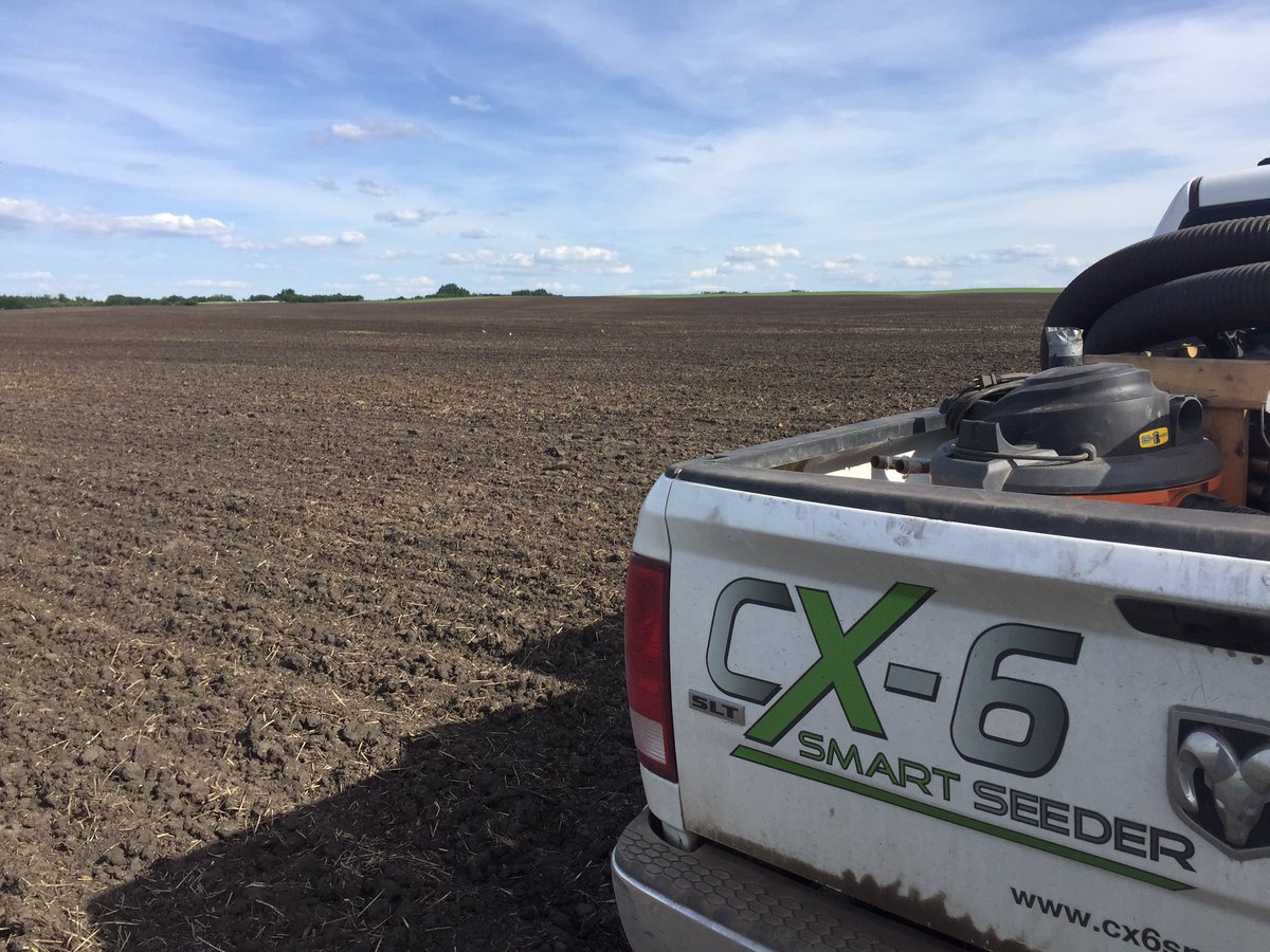 SmartSeeder's tweet image. Closing in on the end of #plant17 with another fantastic run planting Soy with the #smartseeder in SK.  #evendistribution #seedsync @RMEHQ