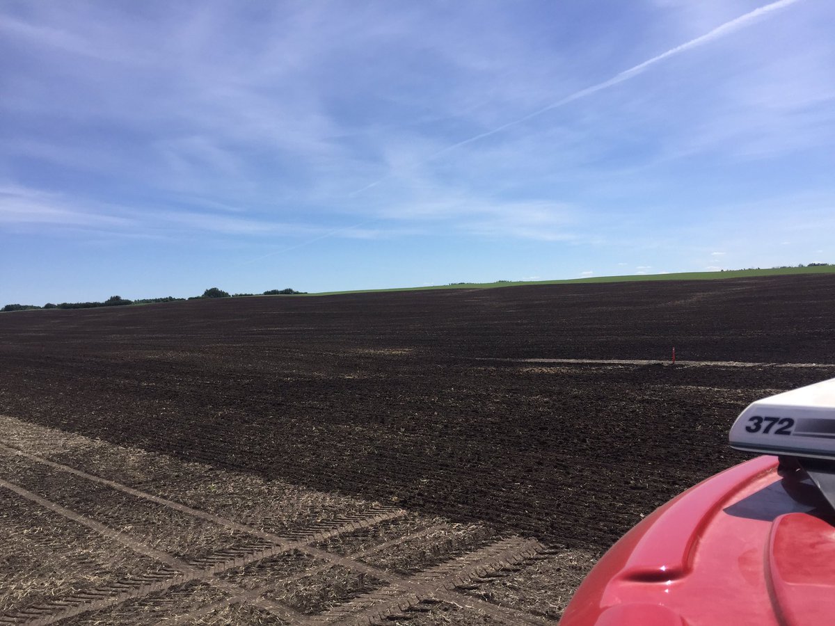 SmartSeeder's tweet image. Closing in on the end of #plant17 with another fantastic run planting Soy with the #smartseeder in SK.  #evendistribution #seedsync @RMEHQ