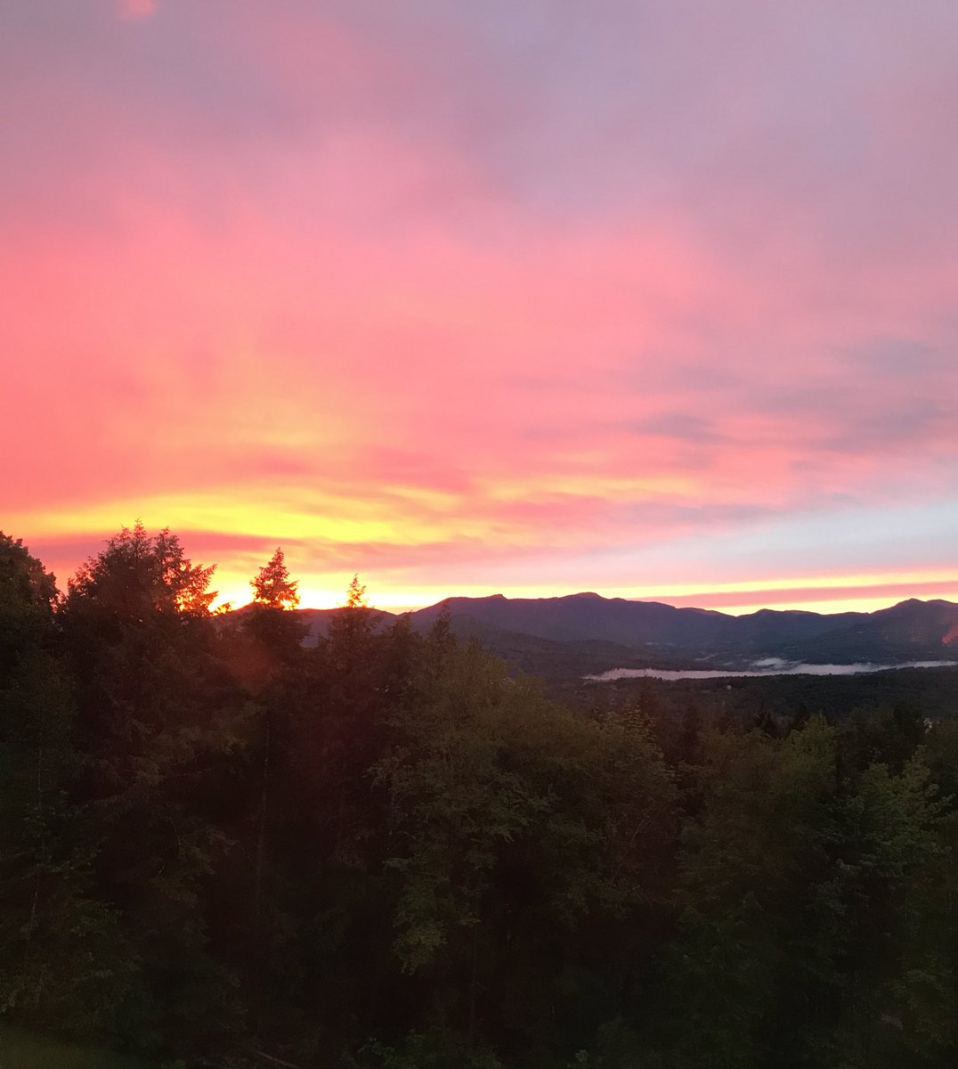 stowescenes's tweet photo. Go look out the window. Now.  #stowevt #vermont #sunset #ilovermont #summer #stowemt #mountains https://t.co/fE5Hq27cTS