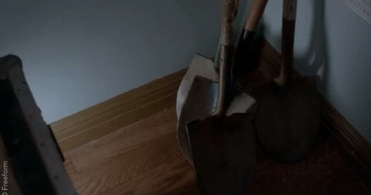 miss_jillyb's tweet photo. WTF Mona! The missing shovels! 😱😱😱 #PLL https://t.co/6JY3HCcjXW