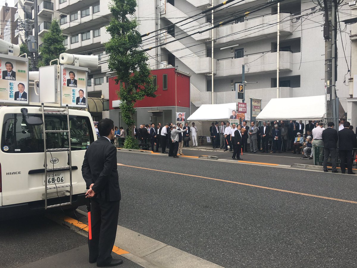 ヨッピー 黒塗りの高級車がとまってるしスーツのおっさんがズラーっと並んでるから ヤクザ の集会だ と思ってテンションあがったのによく見たら政治家の事務所っぽかった ヤクザ本を読みすぎたのかもしれない