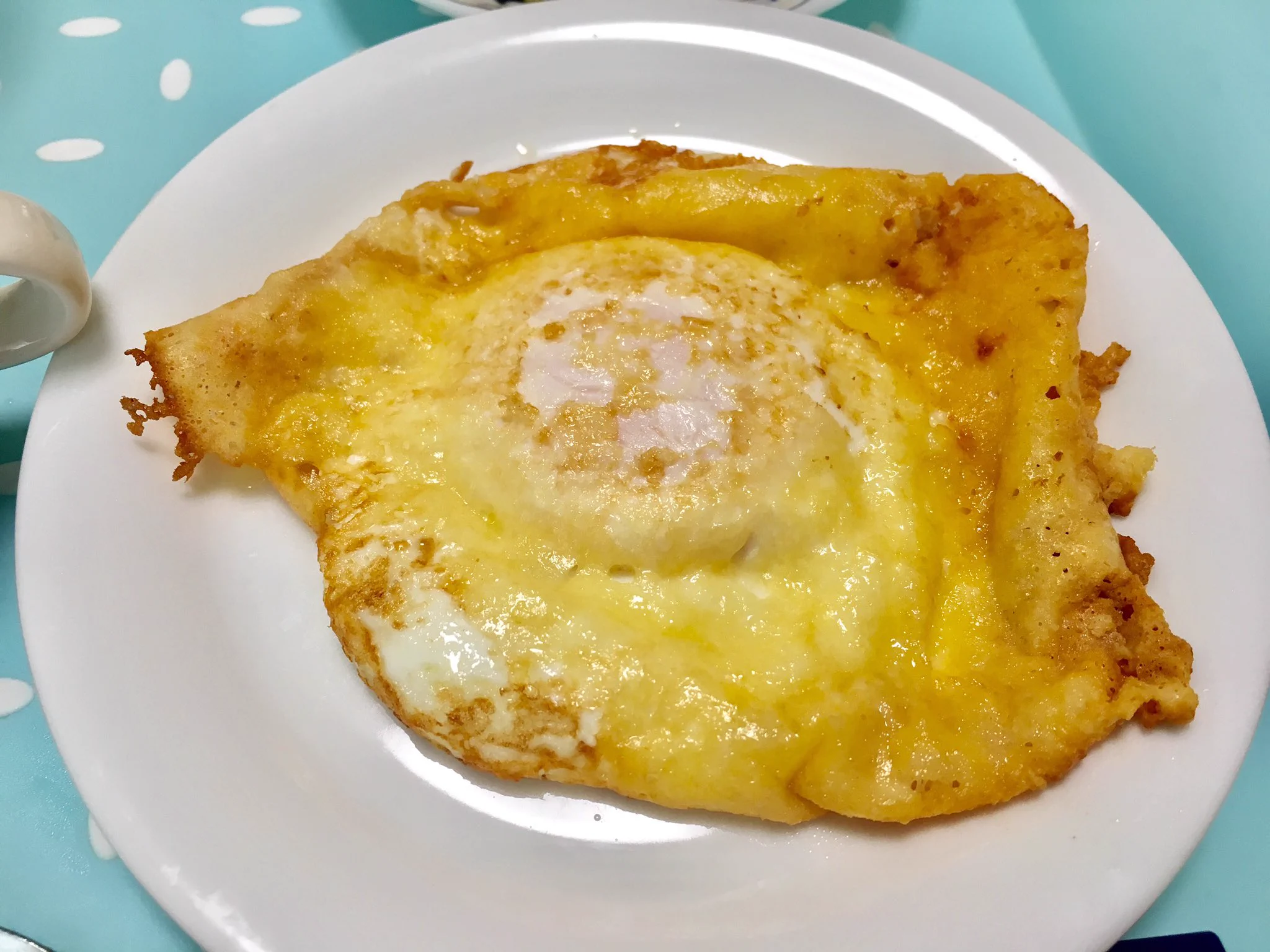 チーズ好き必見！目玉焼きの下にチーズを敷いてパリパリに焼くと極ウマ！